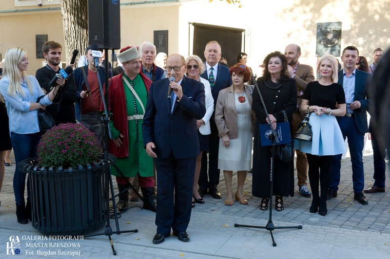 Prezydent Rzeszowa przemawia podczas uroczystości otwarcia przebudowanej ul. Kościuszki